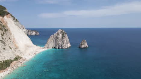 Acantilado-De-Zakynthos-13-Picos-En-El-Agua-En-La-Distancia