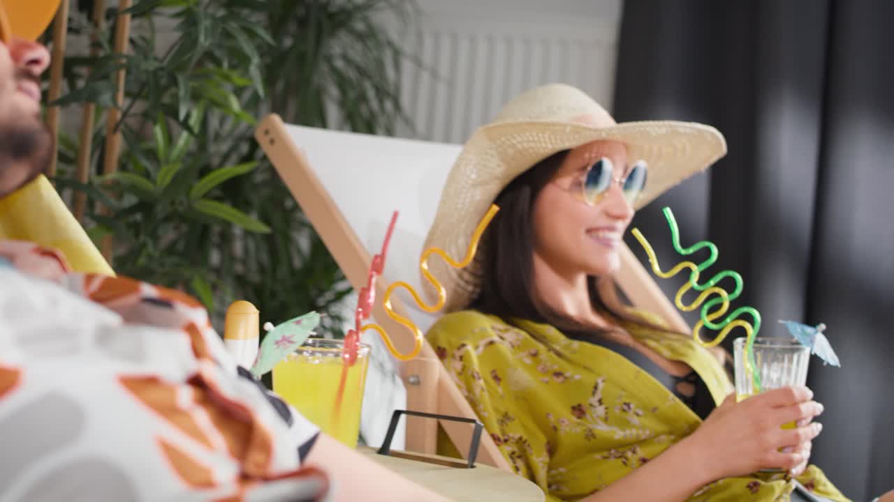 행복 한 부부 가 집 에서 휴가를 보내고 있는 영상