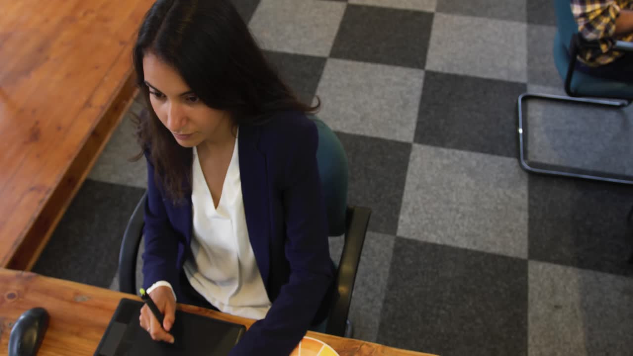 mujer profesional del milenio que trabaja en una oficina creativa