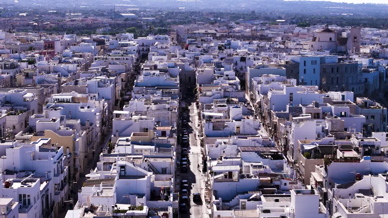 Strade accoglienti e del centro di Polignano a Mare, vista aerea da drone