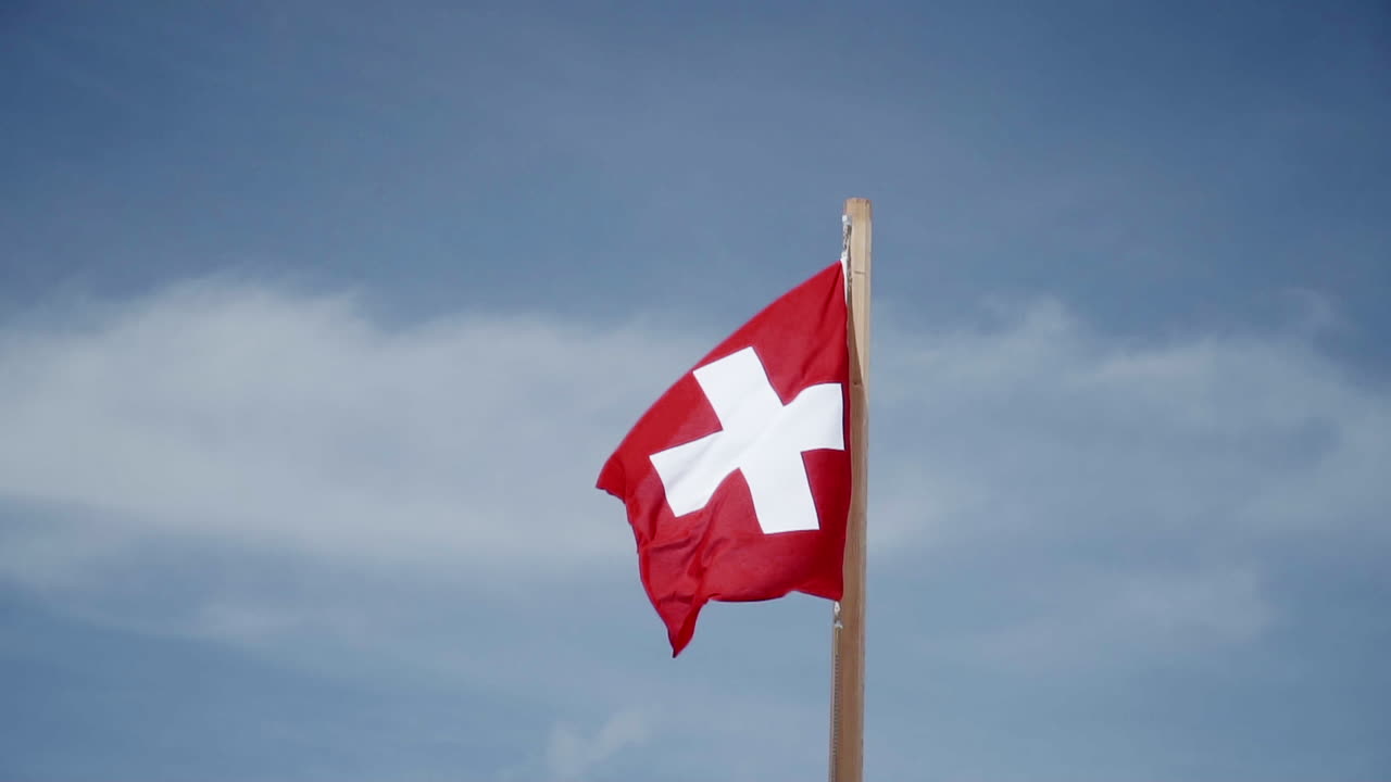 Schweizer Flagge in Zeitlupe.