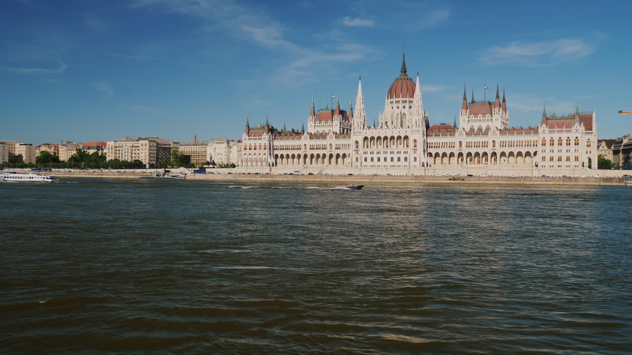 edificio del parlamento de hungría al atardecer