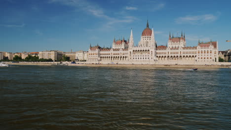 Edificio-Del-Parlamento-De-Hungría-Al-Atardecer