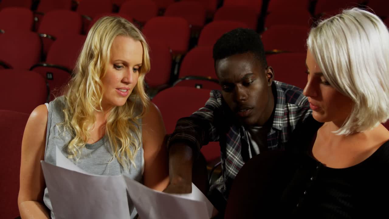 배우들이 각본에 대해 논의하는 4k