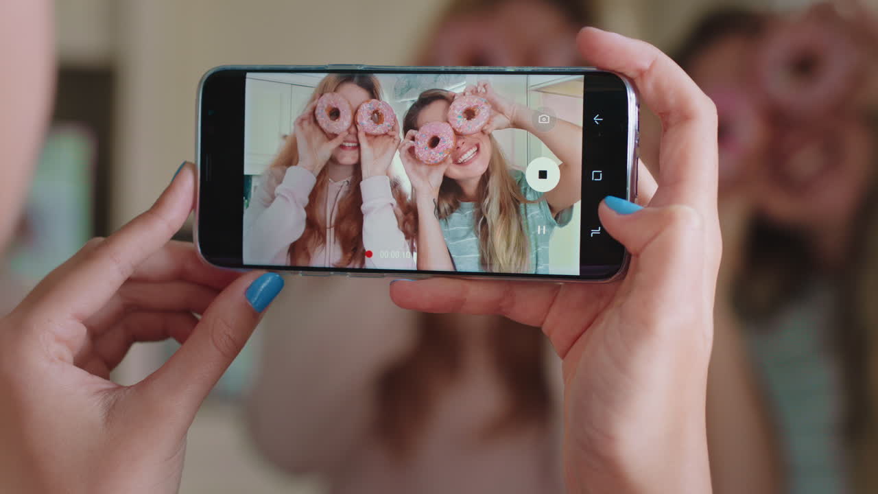 chicas adolescentes divertidas posando con rosquillas amigo tomando fotos usando el teléfono inteligente compartiendo en las redes sociales disfrutando de diversión tonta el fin de semana