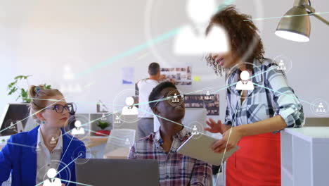 animación de la red de conexiones con iconos sobre diversas personas de negocios en la oficina