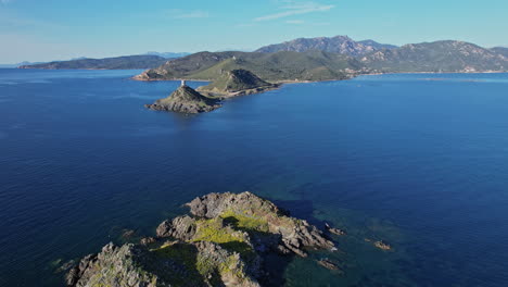 lago de montaña de córcega en medio de majestuosos picos