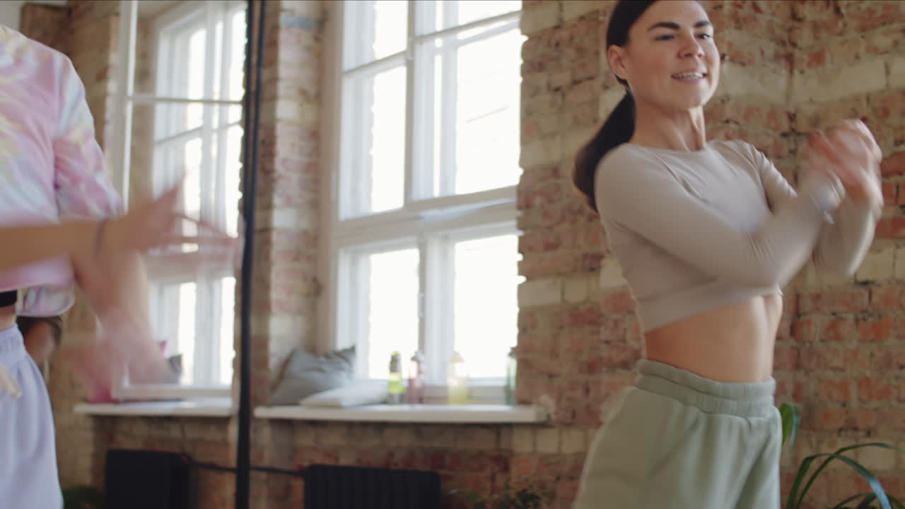 joven bailando con un grupo multiétnico en el estudio