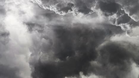 las oscuras nubes de tormenta se movían rápido