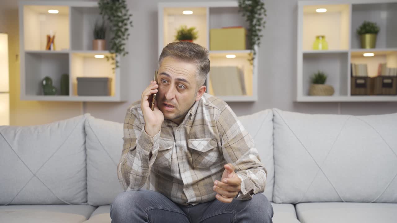 L'uomo che ha ricevuto brutte notizie al telefono