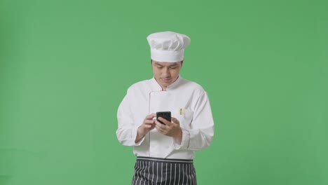 chef usando el teléfono móvil