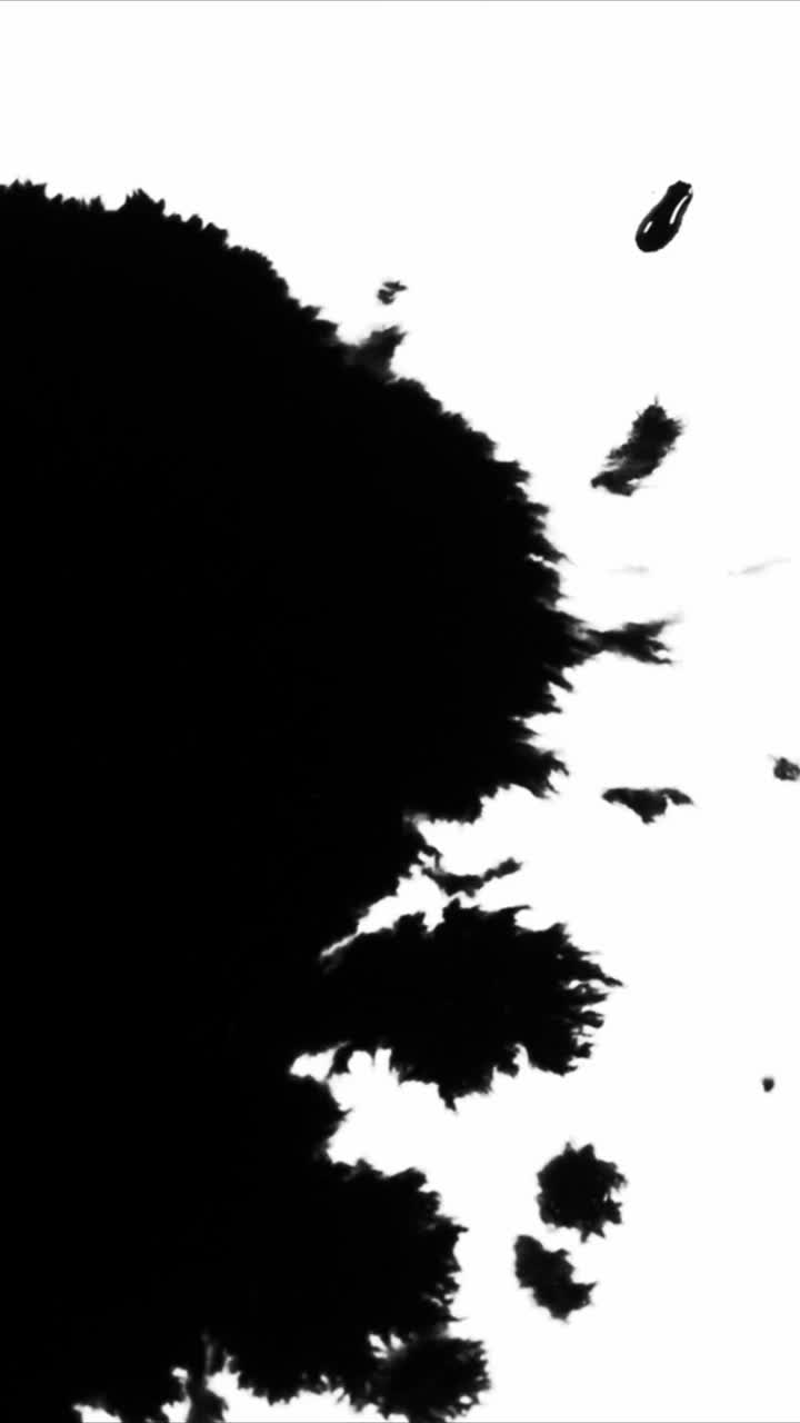 Inchiostro nero astratto che si diffonde e si espande su sfondo bianco