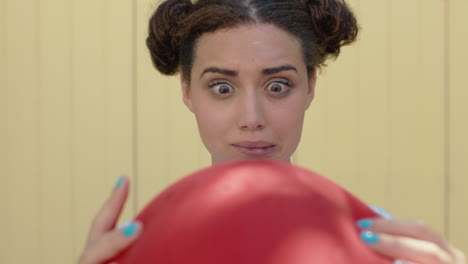 mujer divertida haciendo estallar un globo chica asustándose riendo feliz disfrutando de la sorpresa 4k