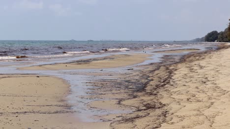 Derrame-De-Petróleo-En-La-Playa-De-Mae-Ram-Phueng-Se-Filtró-De-Un-Oleoducto-Submarino-En-Rayong,-Tailandia