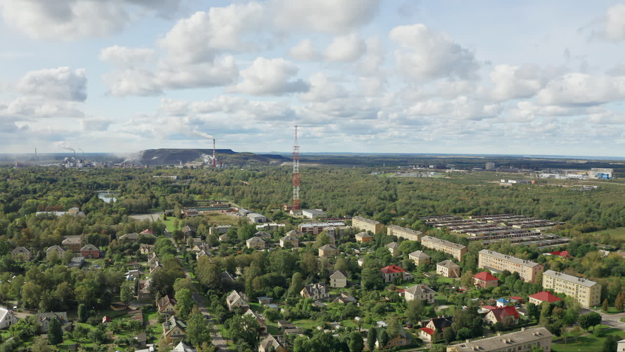 промышленный город с загрязняющим заводом на заднем плане