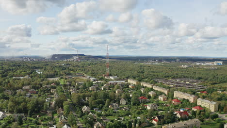 Industriestadt-Mit-Umweltschädlicher-Fabrik-Im-Hintergrund