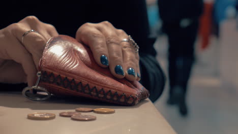 una mujer contando su último dinero.
