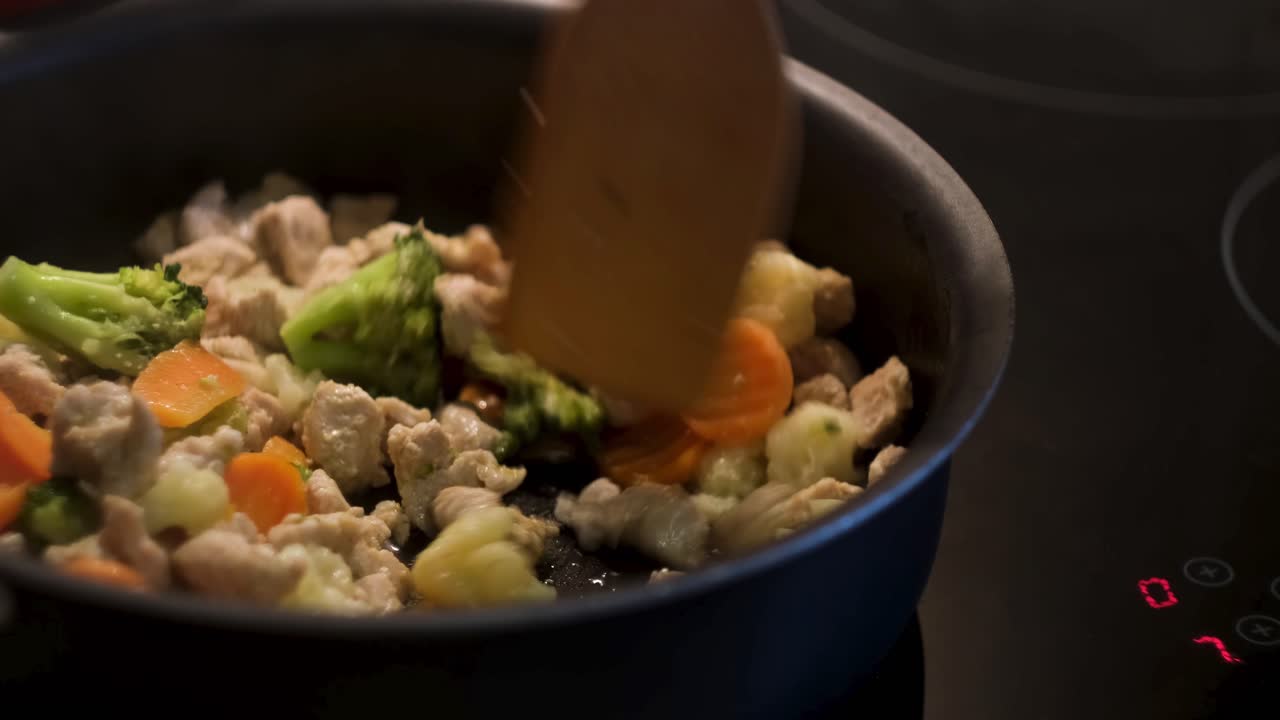 채소 와 함께 고기 김 을 요리 하는 것