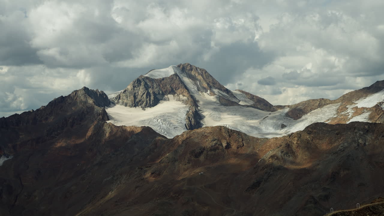 tiro de un glaciar que se desvanece en los dolomitas italia, alpes italianos
