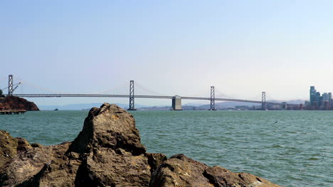 舊金山灣大橋 (san francisco bay bridge) 位於北灣 (north bay),從寶藏島 (treasure island) 的岩石上可以看到