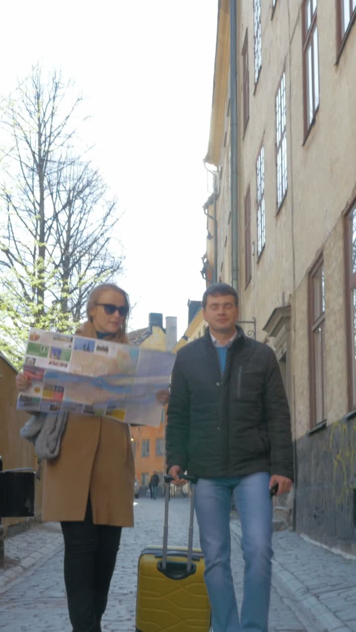 Coppia che viaggia con una mappa e una valigia in Europa