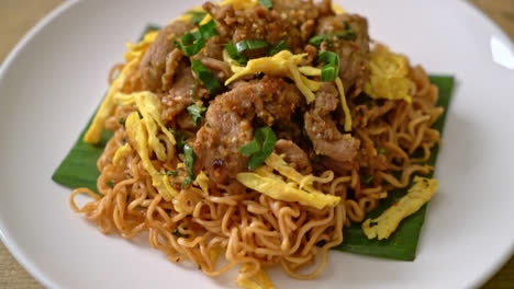 stir-fried-instant-noodle-with-pork-and-egg