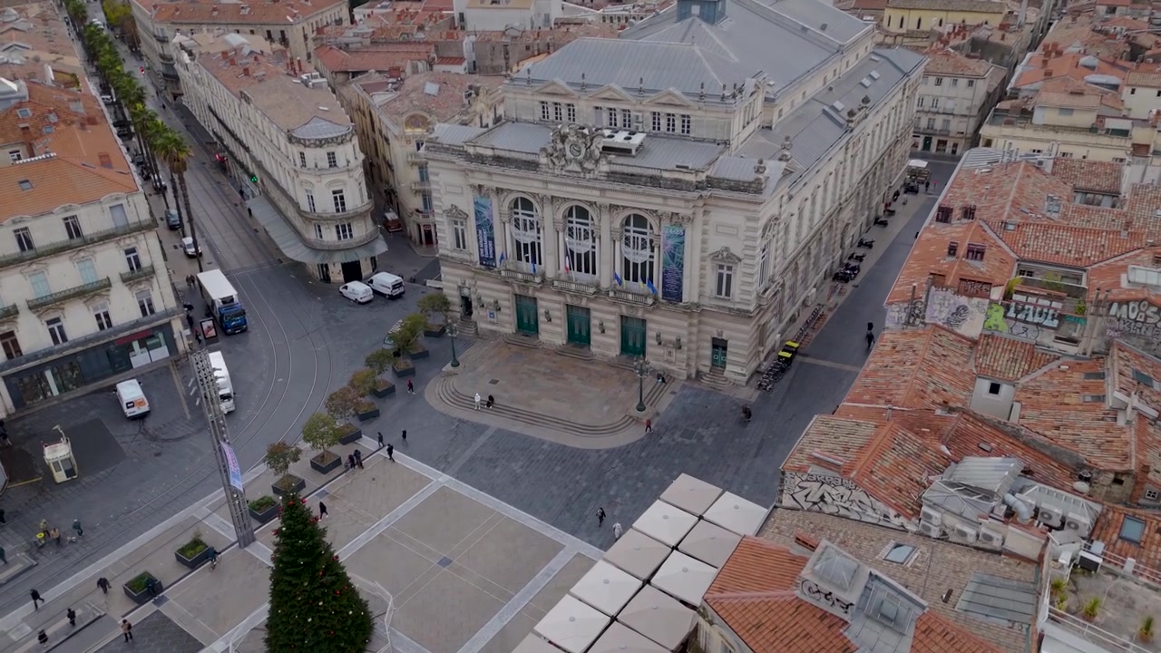 Vista aerea in discesa verso lo storico teatro dell'opera e la piazza cittadina di Montpellier.