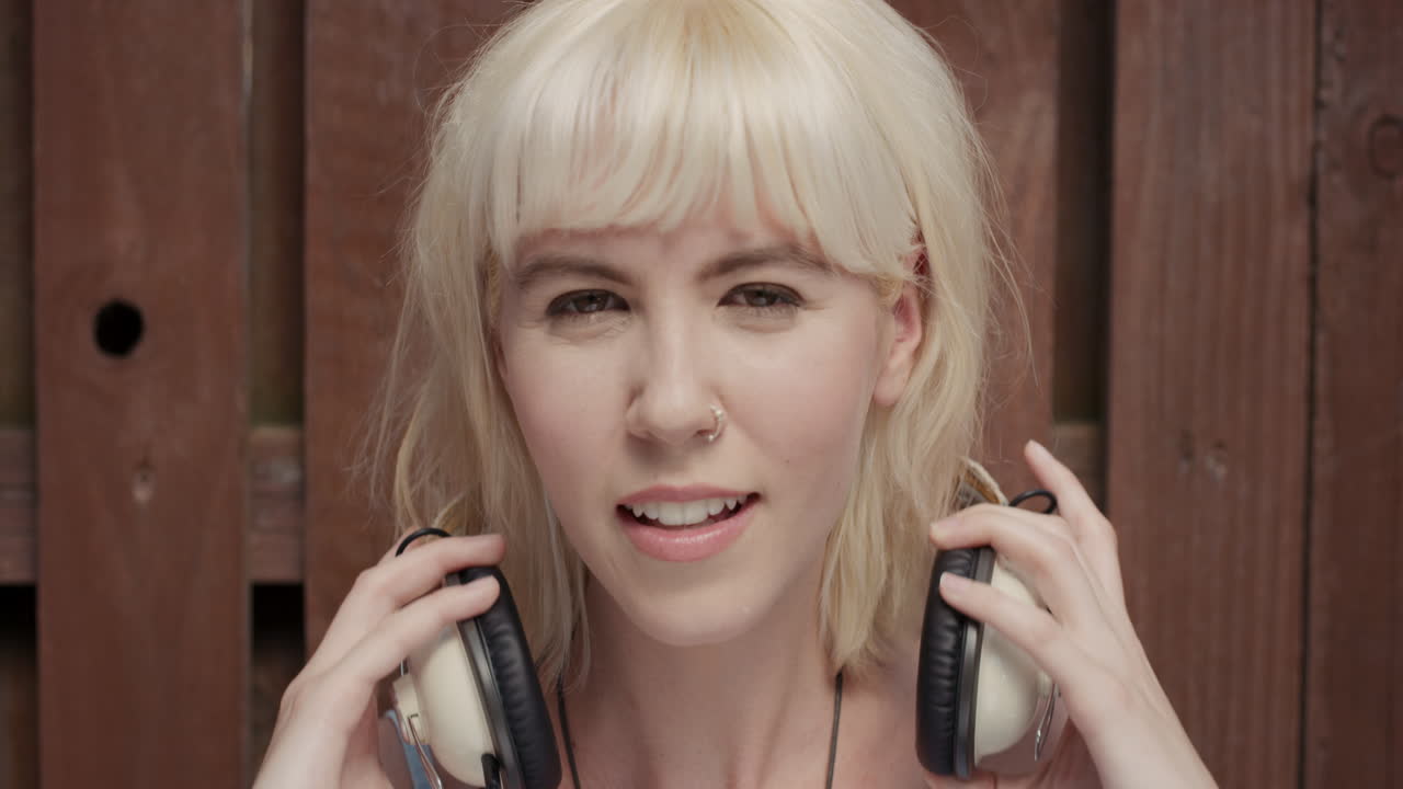 음악 을 듣고 있는 행복 한 아름다운 백인 여자 의 느린 동작 의 초상화