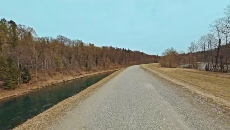 viaje rural en bicicleta a lo largo del popular río isar en el sur de baviera desde la vista fpv de los conductores en un hermoso día