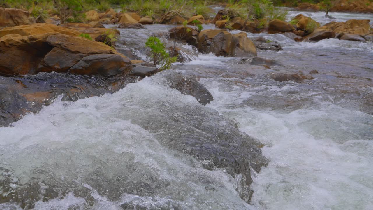 Primo piano di un fiume al rallentatore durante il giorno