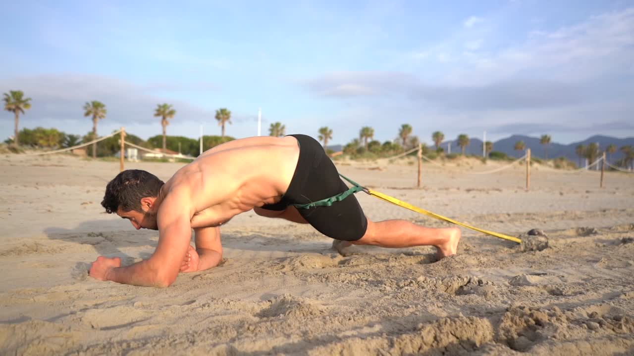 atleta practicando arrastre en los codos con resistencia al amanecer