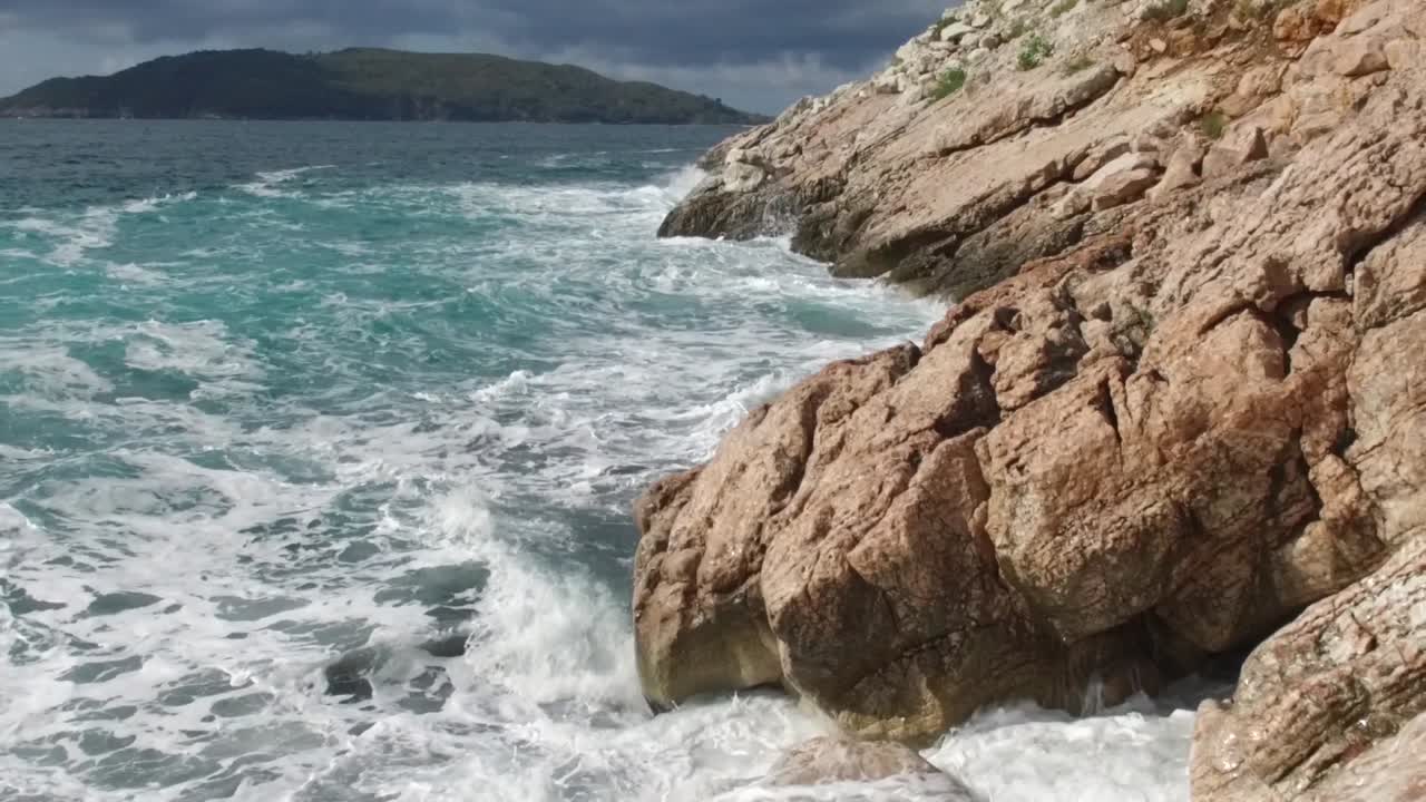 Le onde si schiantano sulla costa rocciosa