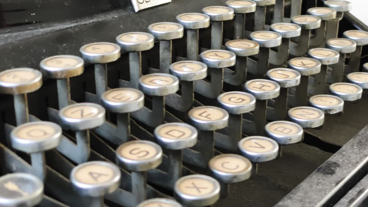 primer plano de una vieja máquina de escribir polvorienta