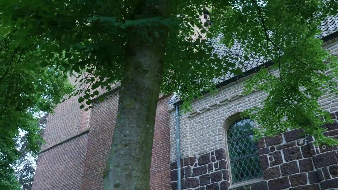 Eksteriør av en gammel mursteinskirke