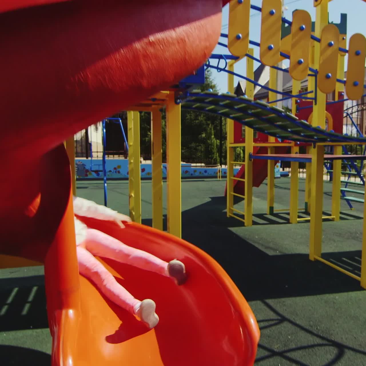 niño en tobogán en un parque infantil