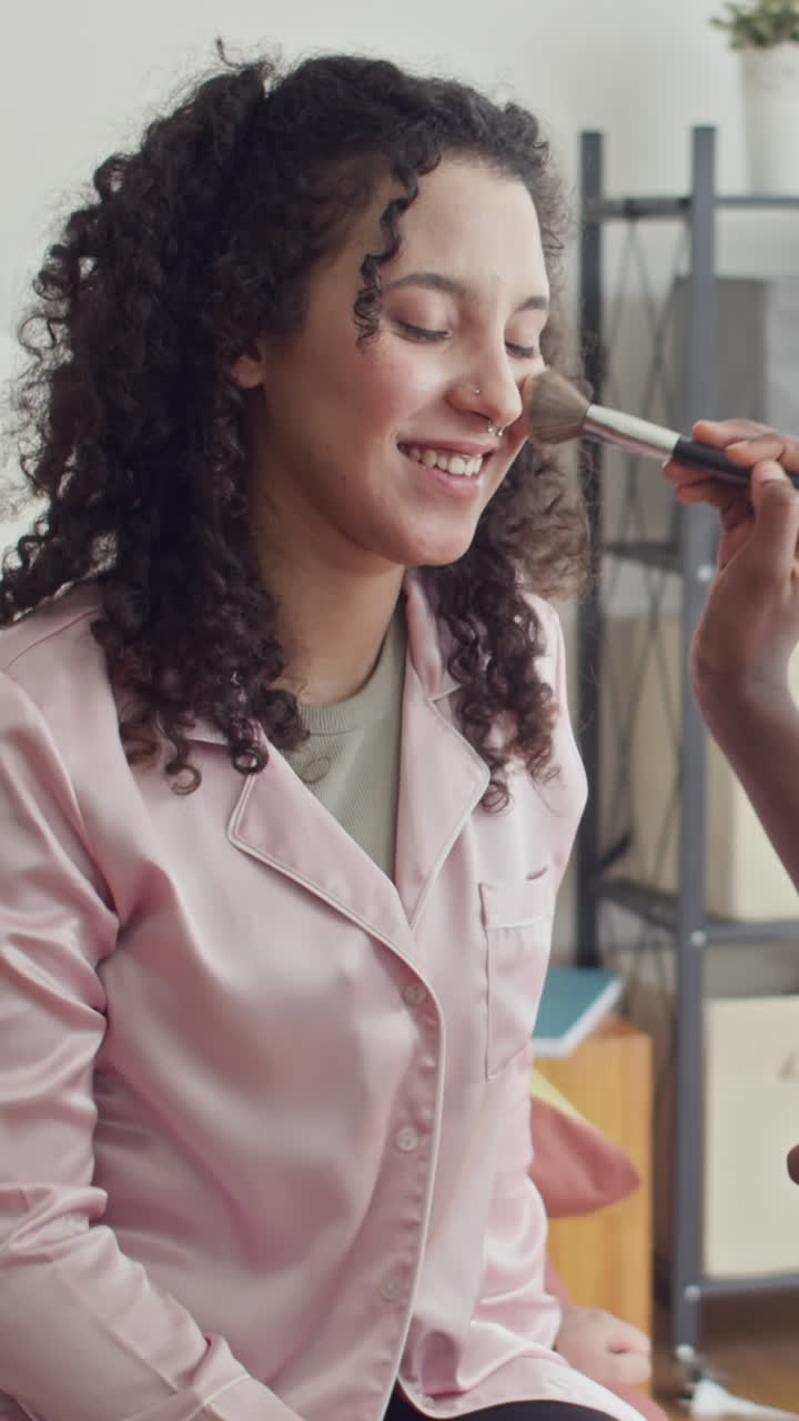 mujer aplicando maquillaje en casa