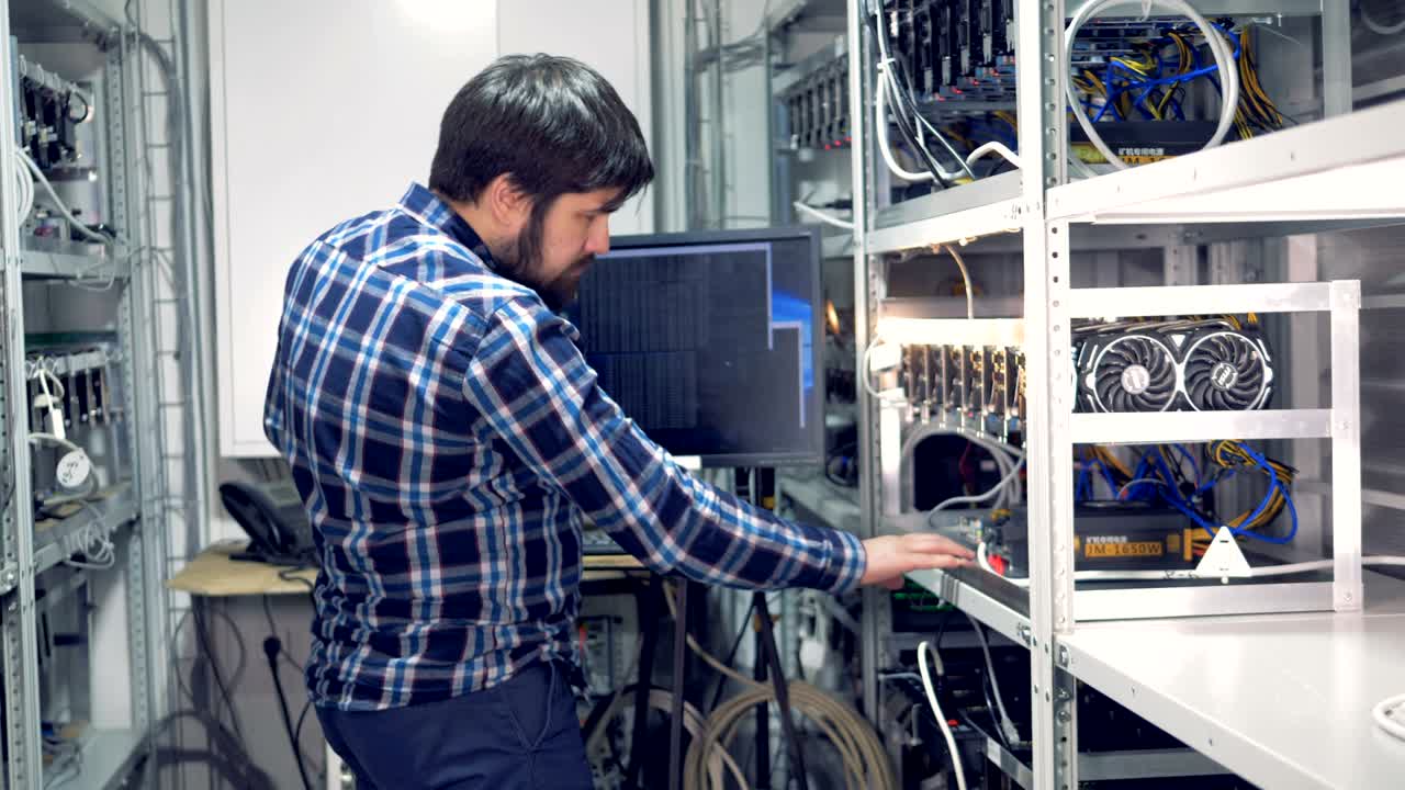 ingeniero de it que trabaja en una fábrica de minería de criptomonedas. granja de minería industrial para bitcoin y dinero de criptomoneda.