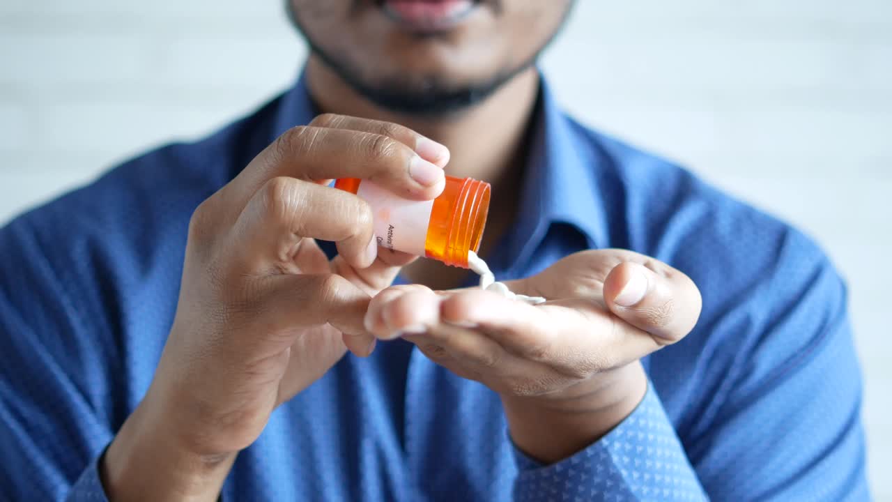 persona que toma pastillas