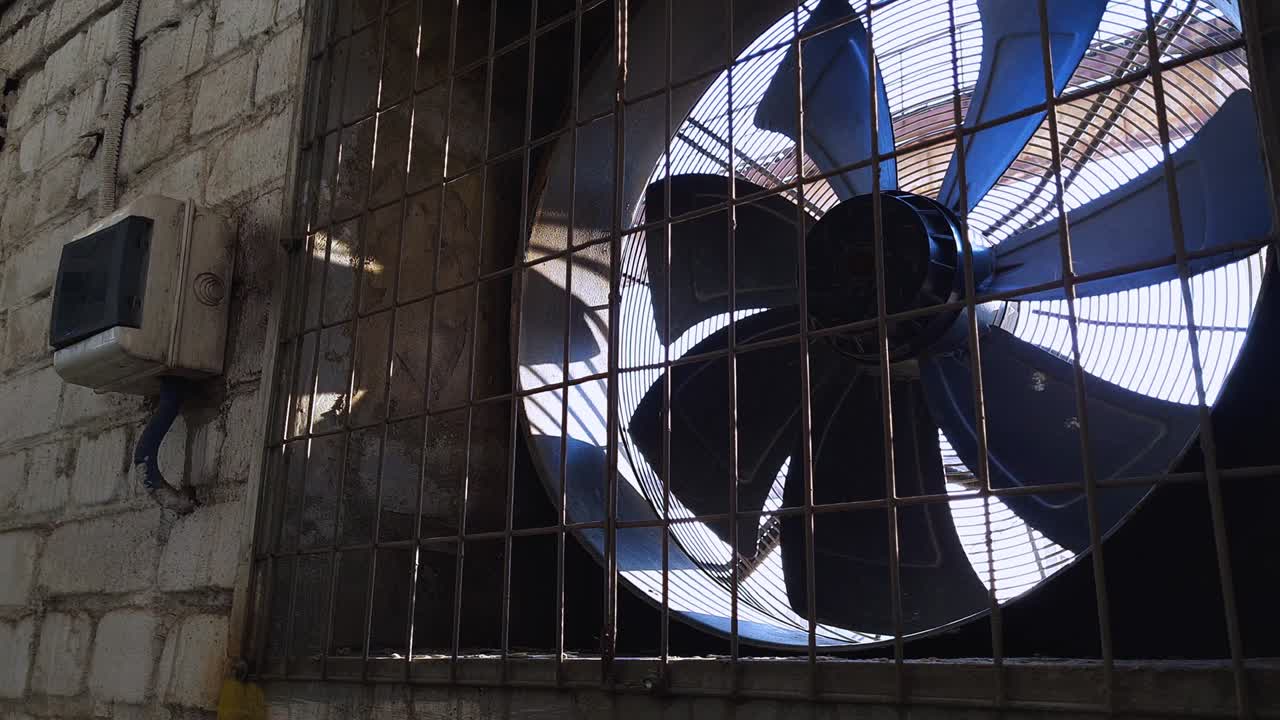 공장의  벽돌 벽에 큰 산업 팬. 공장 건물의 환기. 복사 공간과 함께 비디오 배경