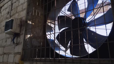 gran ventilador industrial en una pared de ladrillo blanco de una planta. ventilación del edificio de la fábrica. fondo de video con espacio de copia