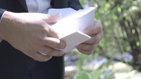 읽기 위해 연애 편지를 여는 신랑