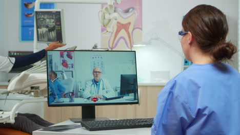 enfermera discutiendo sobre la consulta con el médico dentista senior