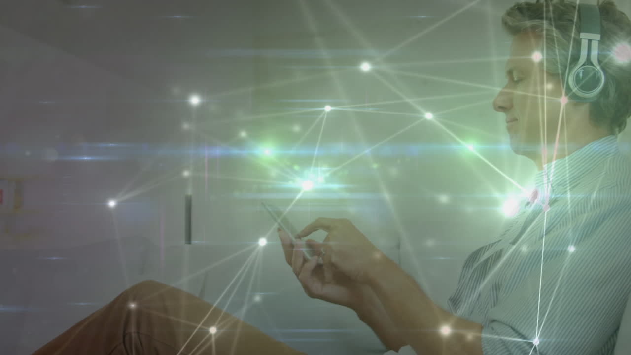 animación de la red de conexiones sobre el hombre caucásico con teléfono inteligente