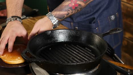 preparando unas hamburguesas deliciosas