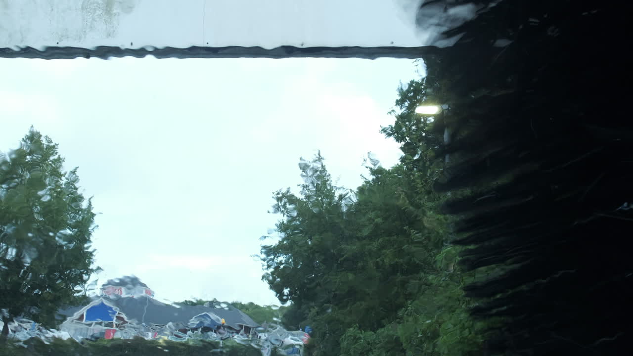 자동차 내부에서 보는 것처럼 작동하는 자동 자동차 세탁기