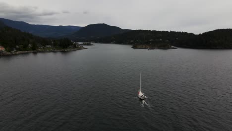 Velero-Rumbo-Al-Puerto-De-Pender-En-Columbia-Británica