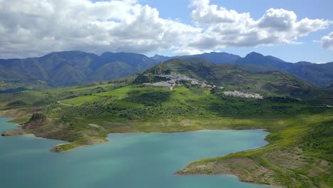 lago cerca de las montañas verdes en las tierras altas