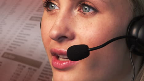 joven mujer de negocios hablando y sonriendo en un auricular