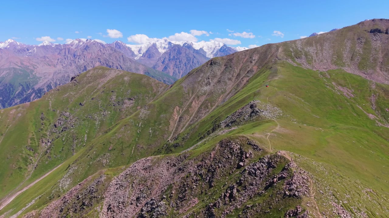 Kazakistan Almatı'daki dağ zirvelerinden geriye doğru uçan drone