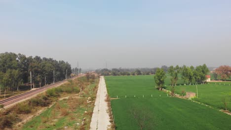 Eisenbahnstrecke-In-Der-Nähe-Der-Grünen-Felder-In-Punjab